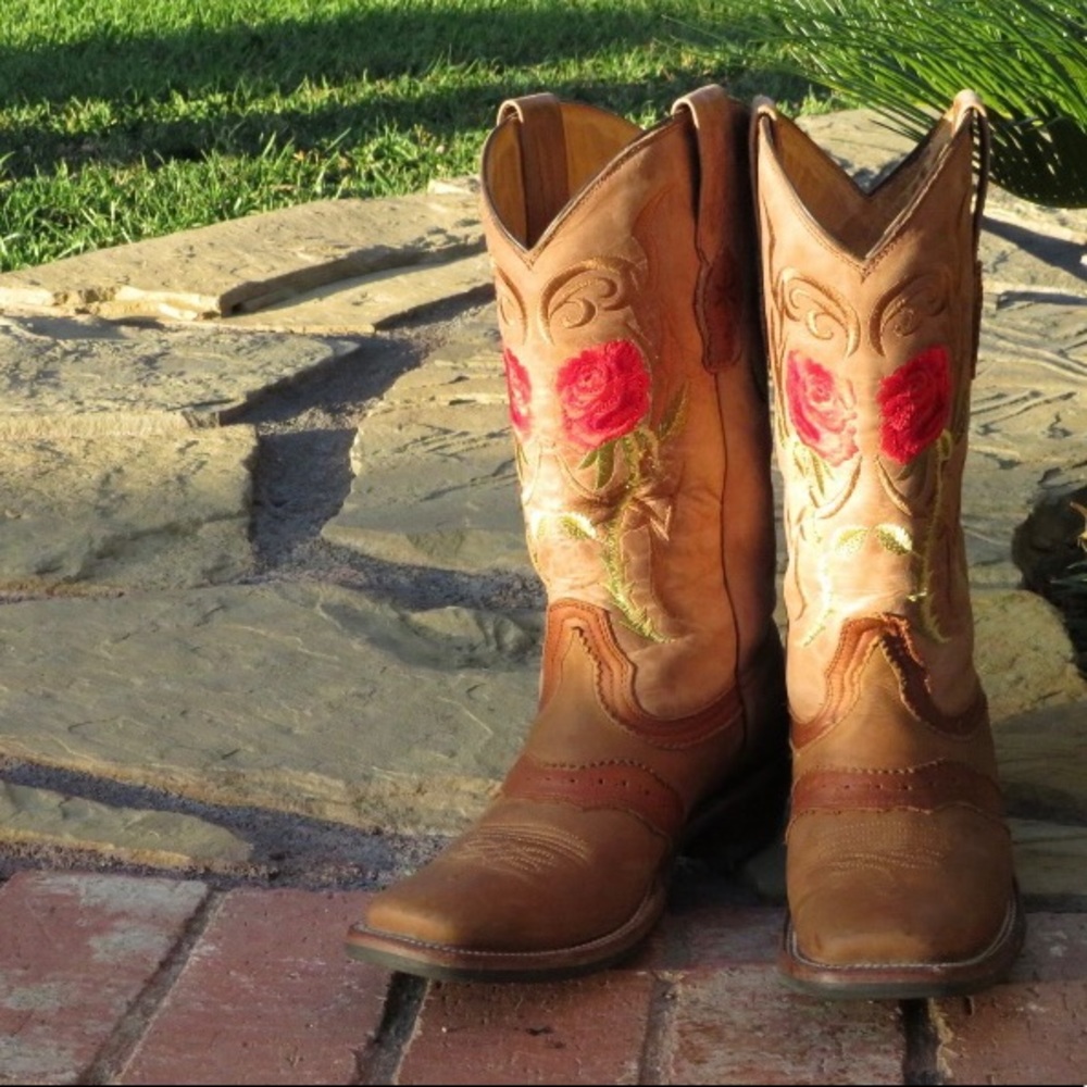 Arena queen red rose square toe boots 🌹
